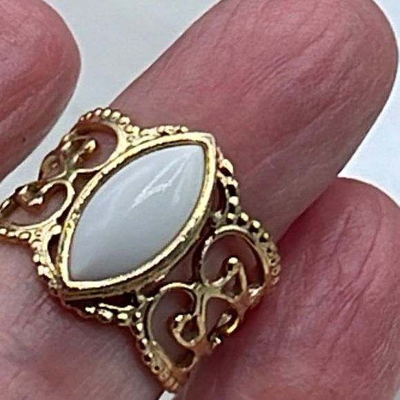 Vintage 1970’s80’s Sarah Coventry white and gold colored ring - Picture 2 of 8